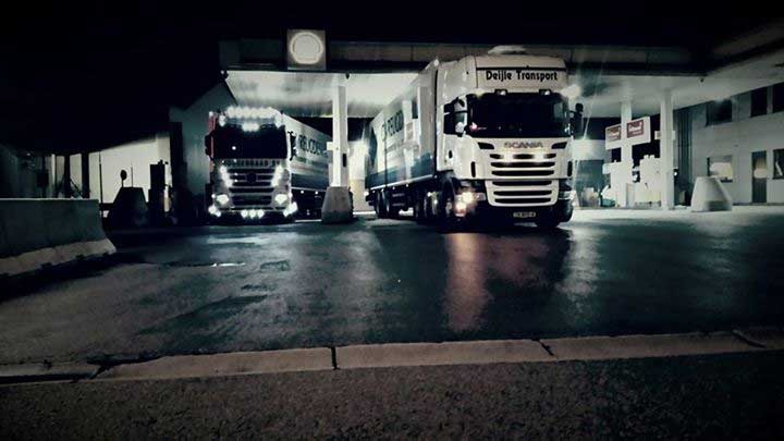 Nachtelijke tankstop van onze vrachtwagens
